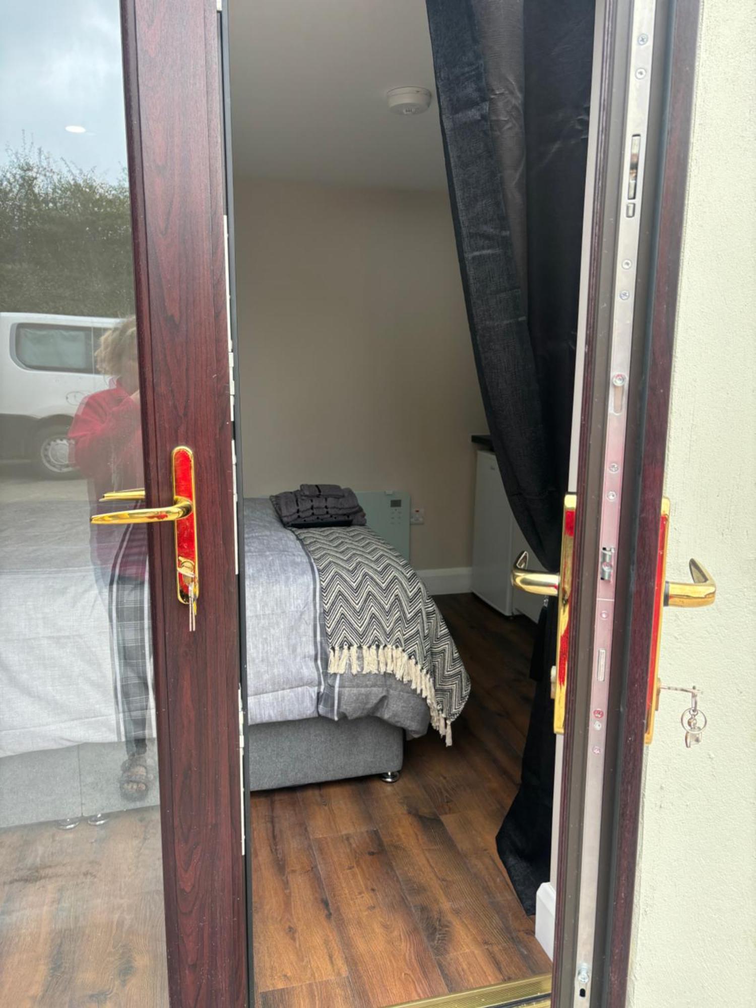 Private Detached Small Bedroom And Bathroom Only- This Is Not An Apartment Butlersbridge Zewnętrze zdjęcie