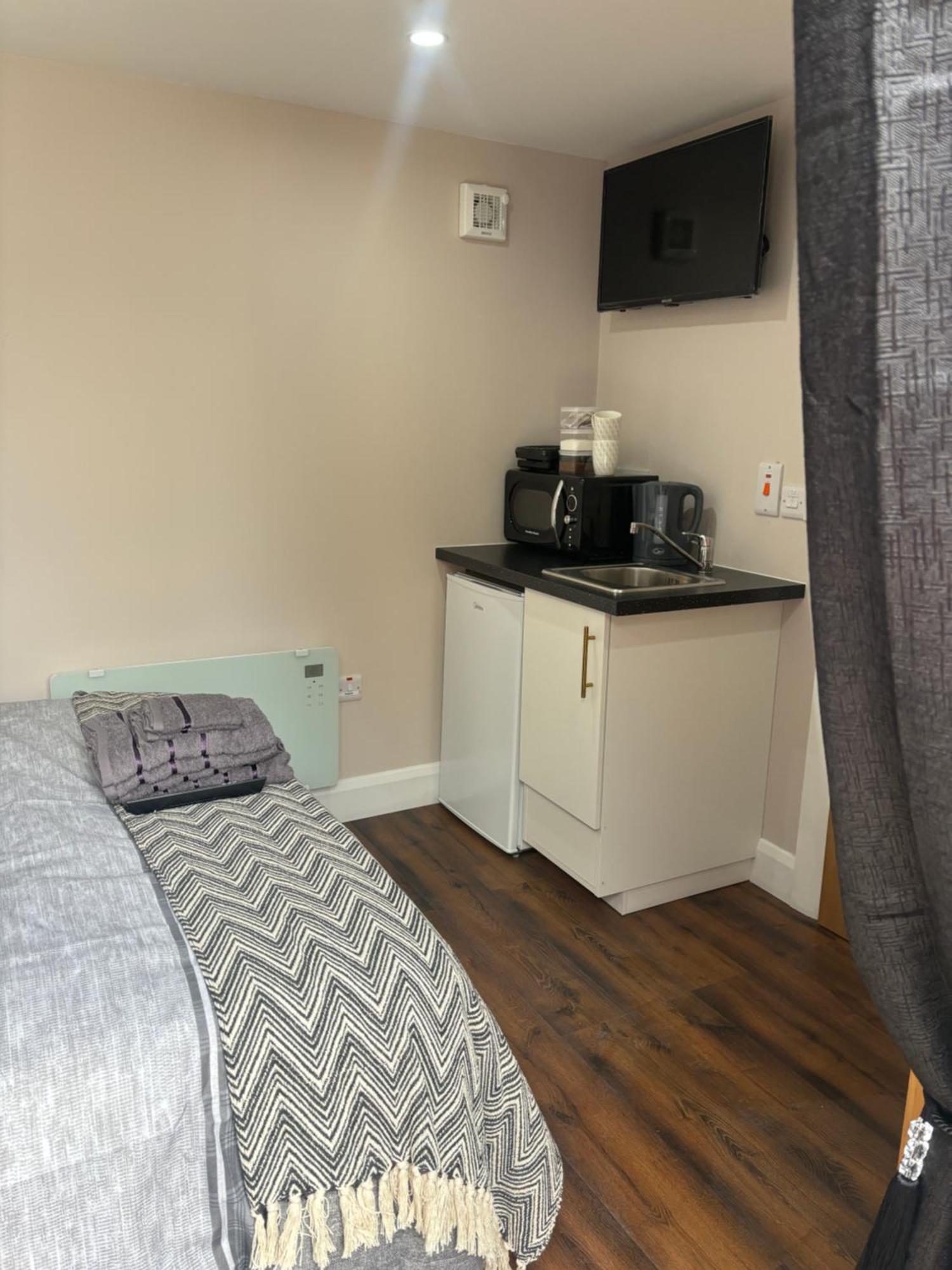 Private Detached Small Bedroom And Bathroom Only- This Is Not An Apartment Butlersbridge Zewnętrze zdjęcie