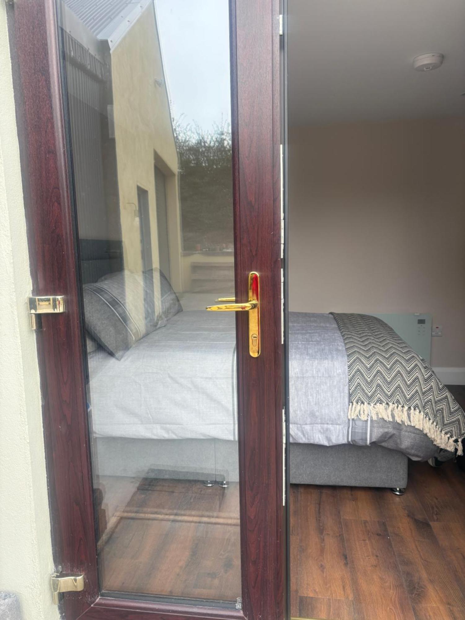 Private Detached Small Bedroom And Bathroom Only- This Is Not An Apartment Butlersbridge Zewnętrze zdjęcie